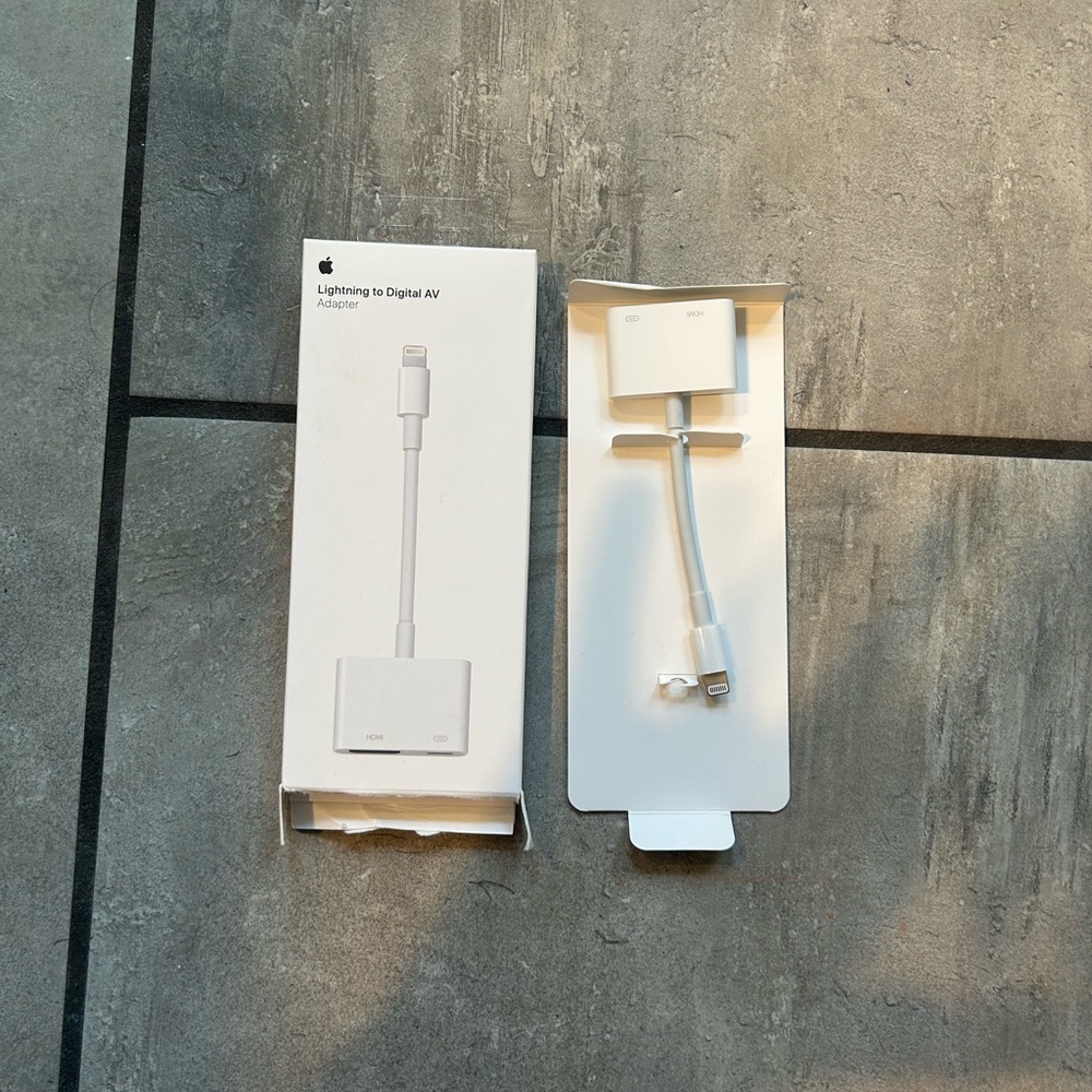 Apple Lightning to Digital AV Adapter (Lightning to HDMI Adapter) MD826AM/A